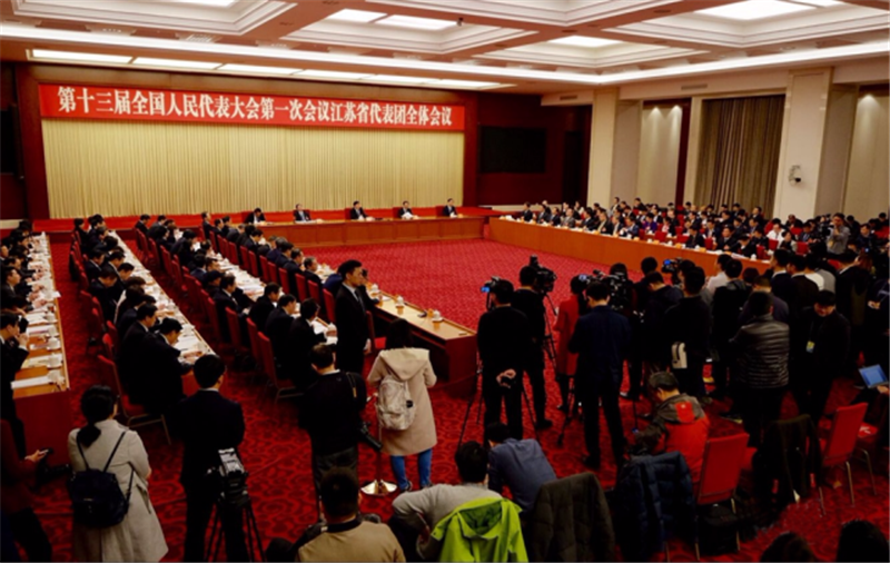 肖伟代表在审议政府工作报告时作交流发言：创新动能，勇开新局，推进新时代国药高质量发展